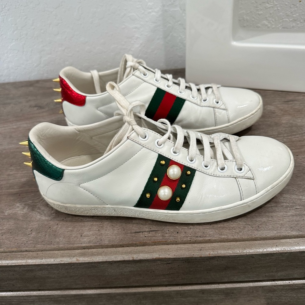 WOMEN’S GUCCI PEARL STUDDED SNEAKERS